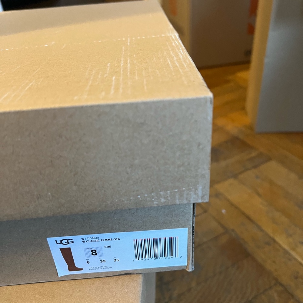Worn once Uggs wedge knee length femme Otk camel color size 8 women new with box